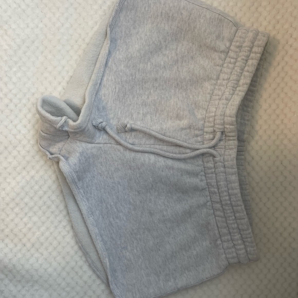 Aritzia Boyfriend Sweatshorts - Picture 2 of 3